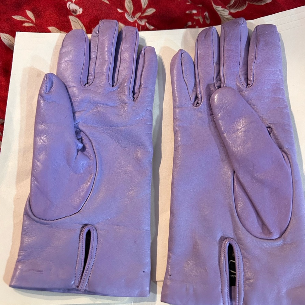 Gorgeous Italian lined lilac gloves.  Size 7.